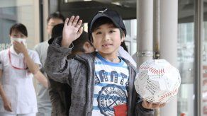 Sale del hospital el niño japonés abandonado en un bosque