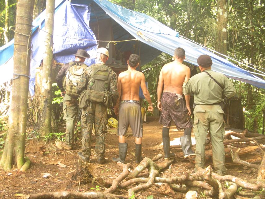 Dos hombres detenidos en Guna Yala por extracción ilegal de mineral. Foto cortesía: MiAmbiente