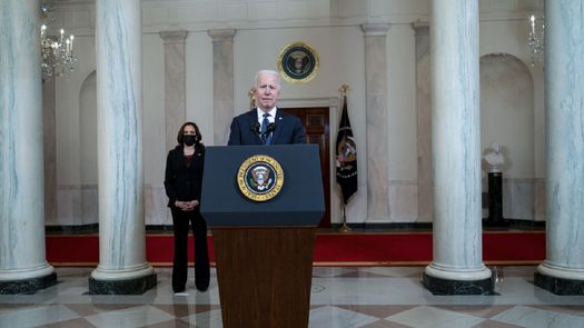 Biden se dirige a un febril país a un año del asalto al Capitolio de EEUU