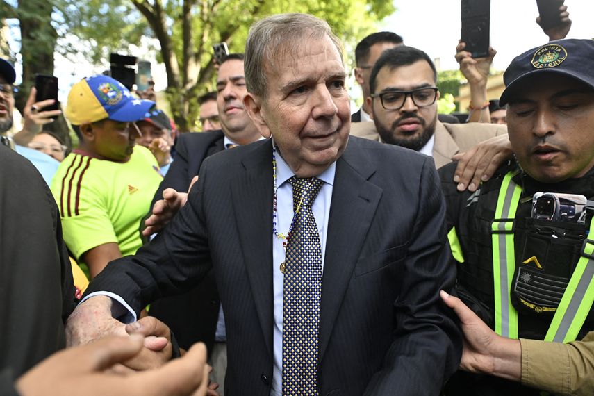 La opositora María Corina Machado pidió este domingo a los venezolanos en Quito, Ecuador, que acompañen al líder de la mayor coalición antichavista, Edmundo González Urrutia, quien visitará Ecuador el próximo lunes La opositora María Corina Machado pidió este domingo a los venezolanos en Quito, Ecuador, que acompañen al líder de la mayor coalición antichavista, Edmundo González Urrutia, quien visitará Ecuador el próximo lunes