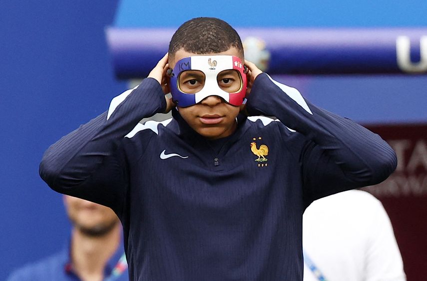 Mbappé ya entrena con una máscara tras fracturarse la nariz