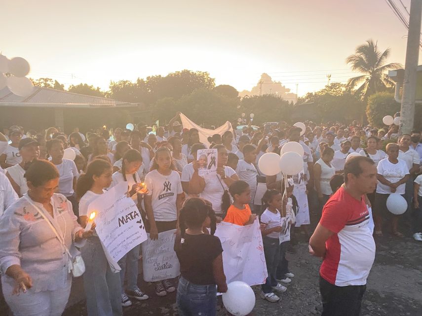 La manifestación inició con una vigilia en la parte de afuera de la escuela donde la menor daba clases en Alanje.