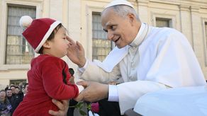 El papa León XIV propuso en la que será su primera Navidad que se invite a la cena de Nochebuena a una persona sola o a familias sin recursos y que se eviten lo que denominó compras dopantes.&nbsp;