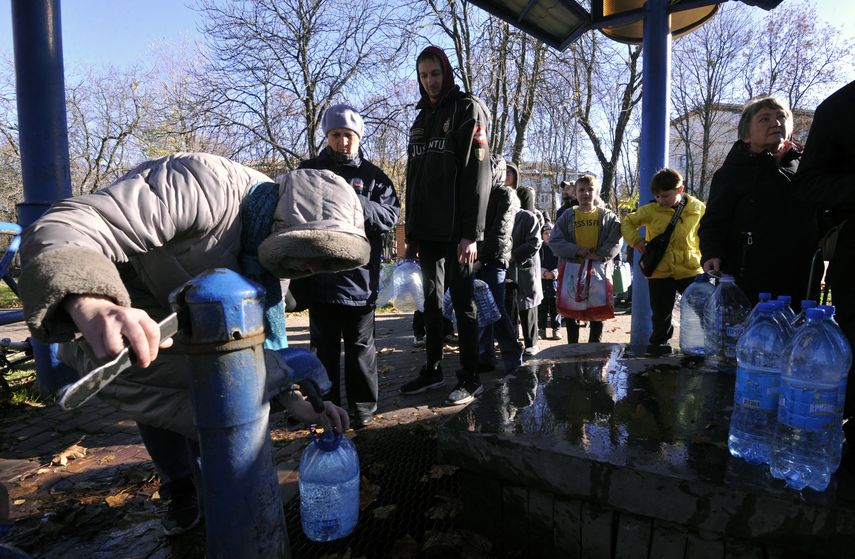 La mitad de los habitantes de la capital de Ucrania, Kiev, siguen sin electricidad este viernes, dos días después de los bombardeos rusos contra infraestructuras estratégicas, informó el alcalde de la ciudad, Vitali Klitschko. 