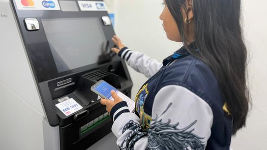 Desde sus teléfonos celulares, las estudiantes Yisell Herrera, de 17 años, y Madeline Barsallo, de 18, recibieron por primera vez el pago de sus becas de forma completamente digital, como parte de la modernización del programa Padrino Empresario del Ministerio de Desarrollo Social (MIDES). Desde sus teléfonos celulares, las estudiantes Yisell Herrera, de 17 años, y Madeline Barsallo, de 18, recibieron por primera vez el pago de sus becas de forma completamente digital, como parte de la modernización del programa Padrino Empresario del Ministerio de Desarrollo Social (MIDES).