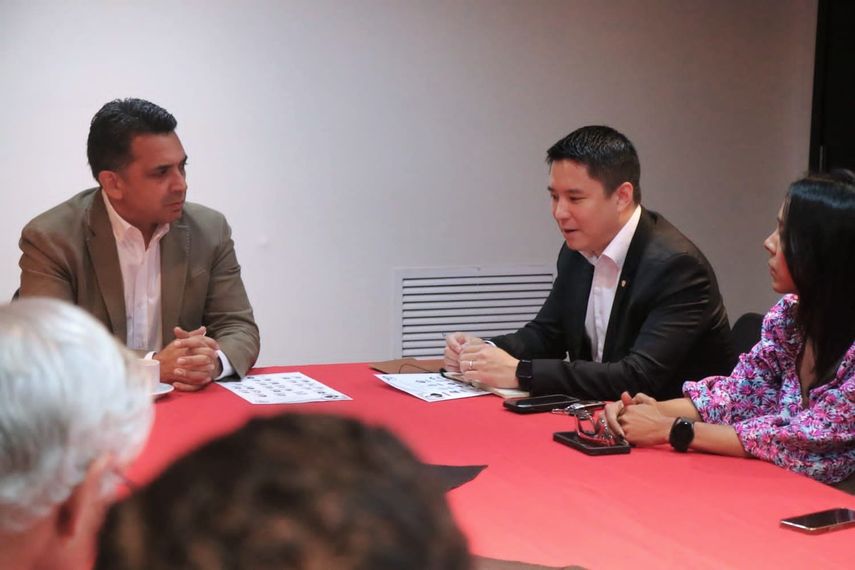 El grupo de autoridades colonense entregó a los representante del partido MOCA un Plan de Desarrollo Integral de la provincia. El grupo de autoridades colonense entregó a los representante del partido MOCA un Plan de Desarrollo Integral de la provincia.