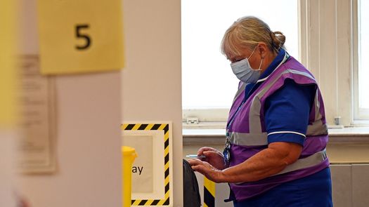 Inglaterra impondrá obligación de vacunarse contra la covid-19 a personal de salud pública