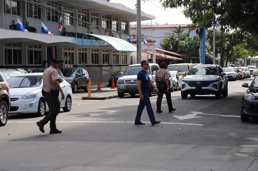 Quienes ejerzan la actividad de "bien cuidado" en el distrito de Panamá serán sancionado con multa. Quienes ejerzan la actividad de "bien cuidado" en el distrito de Panamá serán sancionado con multa.