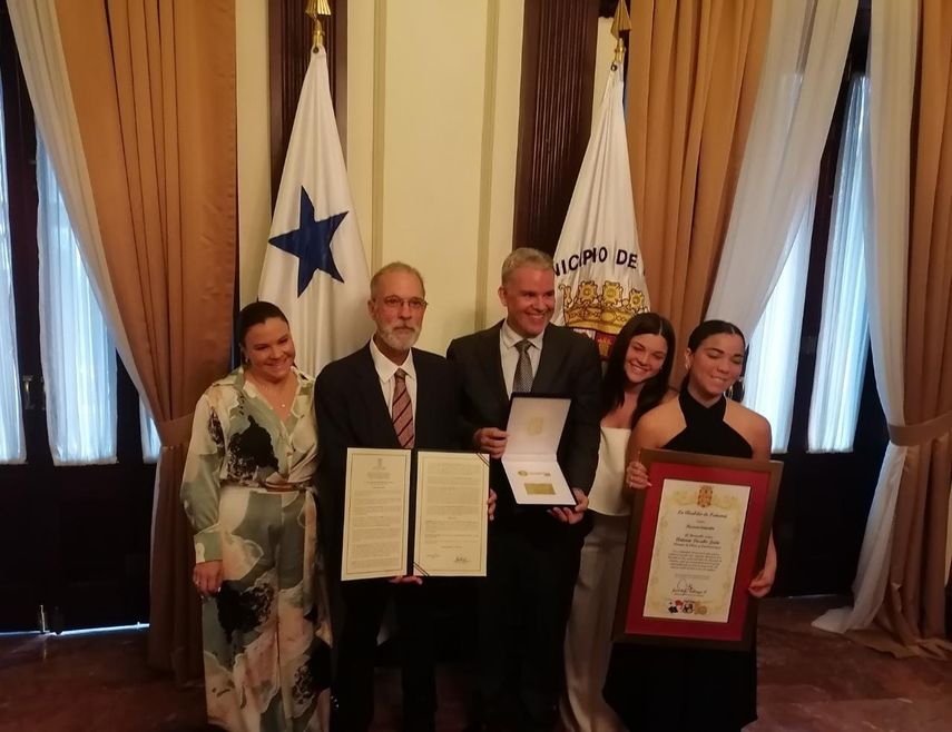 Fábrega entrega Llave de la Ciudad a Antonio Docabo