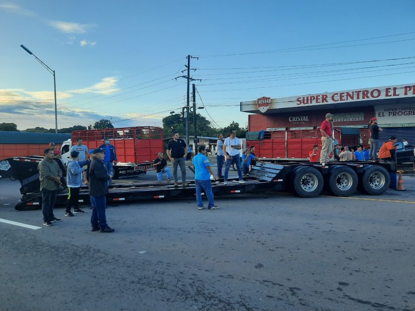 Transportistas de carga cierran vías en Chiriquí