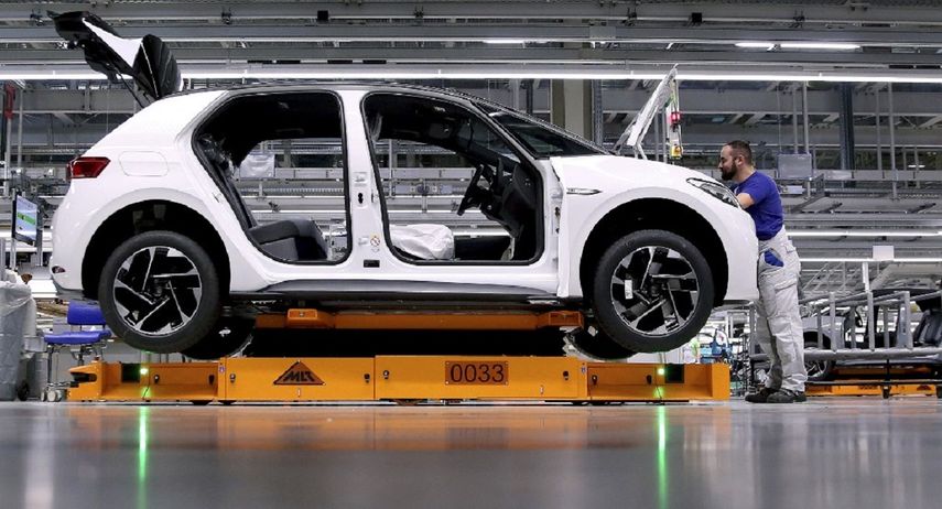 Esta normativa para poner fin a las emisiones de CO2 en la flota automotor es uno pilares del ambicioso plan de la UE para alcanzar la neutralidad de carbono en 2050.