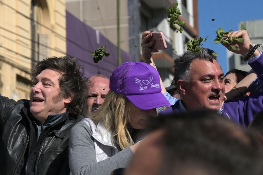 Milei es atacado con piedras en acto de campaña en Argentina
