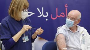 Israel empieza a aplicar cuarta dosis de vacuna anticovid a personas vulnerables