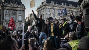 Miles protestan contra ley de seguridad en Francia