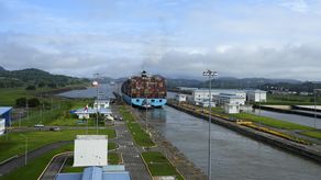 Un tripulante indio cae al lago del canal de Panamá y es buscado por buzos