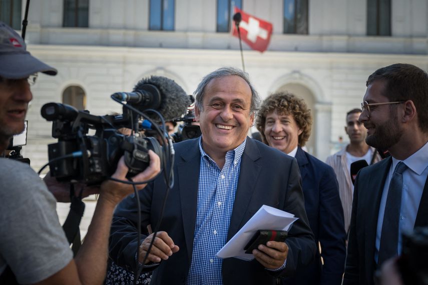 Después de seis años de investigación y de dos semanas de proceso por fraude en Suiza, Michel Platini y Sepp Blatter fueron absueltos este viernes en el caso que puso fin en 2015 a las ambiciones del exfutbolista francés.