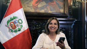 Presidenta de Perú descarta renuncia y pide adelantar elecciones