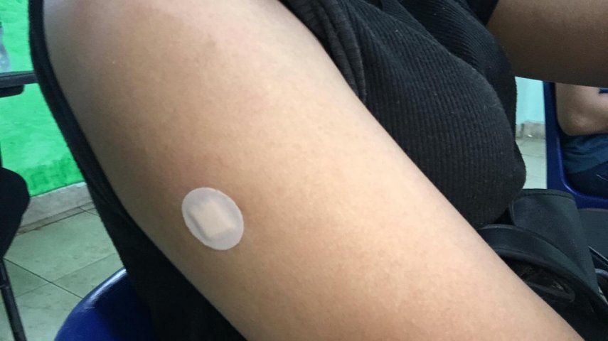 Casos Covid. Hoy colocaron dosis con la técnica de barrido en la Escuela Ricardo Mirí.