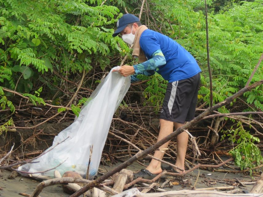 Voluntarios se unen a MiAmbiente en limpieza de playas