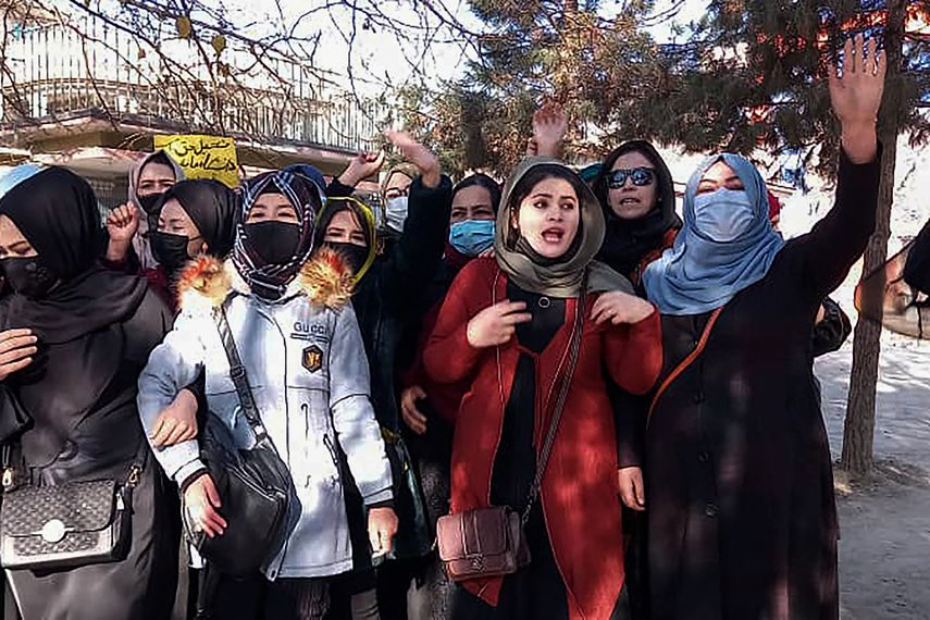 Un pequeño grupo de mujeres afganas organizó este jueves en Kabul una protesta relámpago para desafiar al régimen talibán, después de que les prohibiera estudiar en la universidad, indicó una activista, antes de asegurar que algunas de ellas habían sido detenidas. 