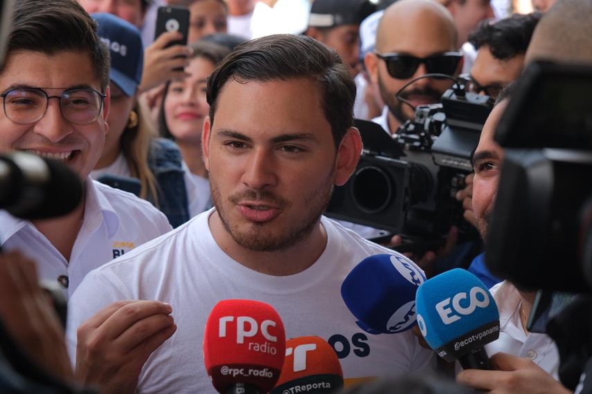 Juan Diego Vásquez pone en evidencia a Arturo Vallarino Juan Diego Vásquez pone en evidencia a Arturo Vallarino