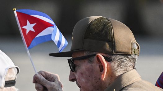 Estados Unidos (EEUU) inculpó este miércoles al expresidente cubano Raúl Castro por el derribo de dos avionetas en 1996, la primera vez que un alto cargo del régimen comunista es acusado ante la justicia de su país vecino y enemigo. Estados Unidos (EEUU) inculpó este miércoles al expresidente cubano Raúl Castro por el derribo de dos avionetas en 1996, la primera vez que un alto cargo del régimen comunista es acusado ante la justicia de su país vecino y enemigo.