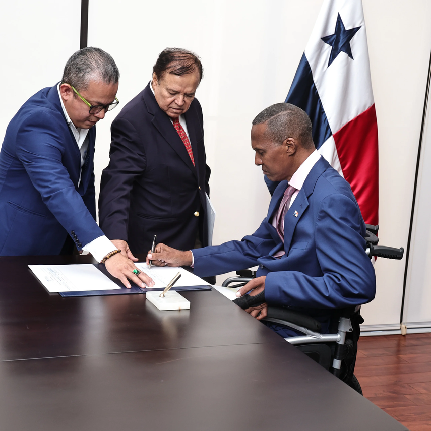 El magistrado presidente del Tribunal Electoral, Alfredo Juncá Wendehake, entregó a Luis Ortega del partido Realizando Metas (RM) la credencial que lo acredita como diputado. El magistrado presidente del Tribunal Electoral, Alfredo Juncá Wendehake, entregó a Luis Ortega del partido Realizando Metas (RM) la credencial que lo acredita como diputado.