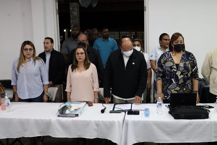 Sobre los avances del trabajo realizado en estas semanas en la mesa única, monseñor Ulloa instó a “felicitarnos por haber demostrado una vez más que el diálogo es el camino para encontrar soluciones”.