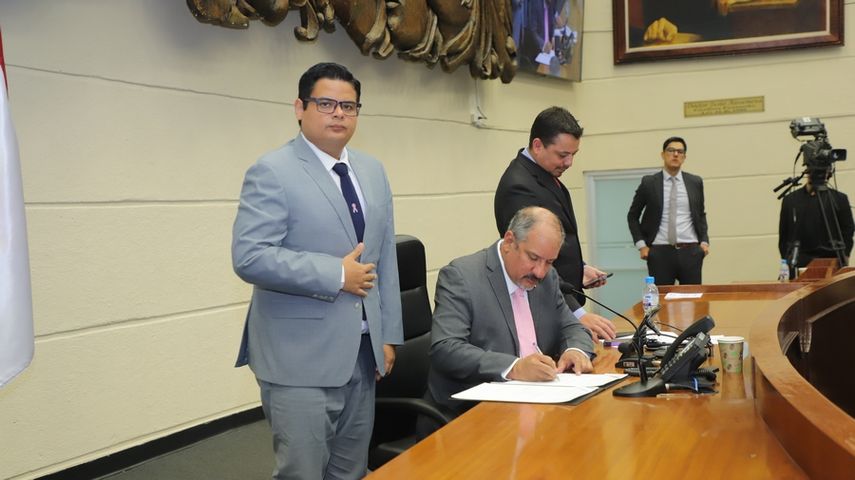 El Pleno de la Asamblea Nacional aprobó por unanimidad, en tercer debate, el Proyecto de Ley N.º 201, mediante el cual se establece el Acuerdo de Complementación Económica N.º 76 entre la República de Panamá y los Estados Partes del Mercado Común del Sur (MERCOSUR). El Pleno de la Asamblea Nacional aprobó por unanimidad, en tercer debate, el Proyecto de Ley N.º 201, mediante el cual se establece el Acuerdo de Complementación Económica N.º 76 entre la República de Panamá y los Estados Partes del Mercado Común del Sur (MERCOSUR).
