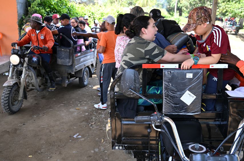 Migrantes, en su mayoría venezolanos, se reúnen en un refugio en Acandí, Colombia, cerca del Tapón del Darién, una selva compartida por Colombia y Panamá, antes de continuar su viaje Centroamérica. | Foto: AFP Migrantes, en su mayoría venezolanos, se reúnen en un refugio en Acandí, Colombia, cerca del Tapón del Darién, una selva compartida por Colombia y Panamá, antes de continuar su viaje Centroamérica. | Foto: AFP