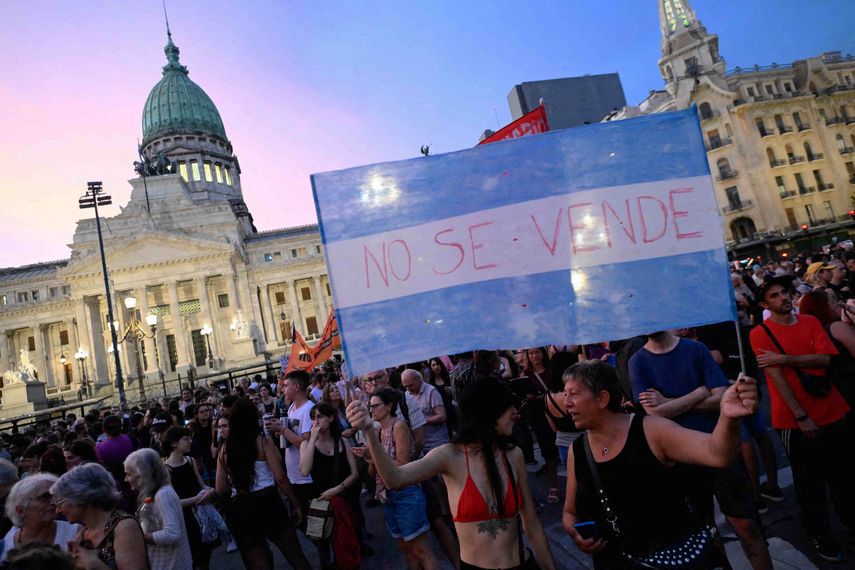 El gobierno de Javier Milei en Argentina fijó un aumento del salario mínimo de 30% en total entre febrero y marzo, informó el vocero de la presidencia este martes, en medio de una inflación de más de 250% anual. El gobierno de Javier Milei en Argentina fijó un aumento del salario mínimo de 30% en total entre febrero y marzo, informó el vocero de la presidencia este martes, en medio de una inflación de más de 250% anual. 