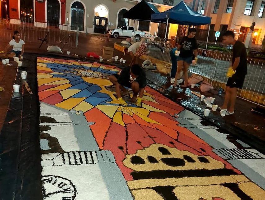 Elaboración de alfombras de sal para el Corpus Christi en Casco Antiguo frente a la Catedral Santa María La Antigua. Elaboración de alfombras de sal para el Corpus Christi en Casco Antiguo frente a la Catedral Santa María La Antigua.
