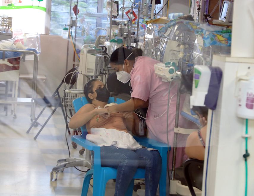 El director médico del Hospital del Niño, Paul Gallardo, la directora de Asuntos Internacionales y Cooperación Técnica del Ministerio de Salud (Minsa), Thays Noriega y la representante del Fondo de las Naciones Unidas para la Infancia (UNICEF) en Panamá, Sandra Blanchet participaron de un encuentro para dar seguimiento a la implementación del programa denominado Mamá Canguro. El director médico del Hospital del Niño, Paul Gallardo, la directora de Asuntos Internacionales y Cooperación Técnica del Ministerio de Salud (Minsa), Thays Noriega y la representante del Fondo de las Naciones Unidas para la Infancia (UNICEF) en Panamá, Sandra Blanchet participaron de un encuentro para dar seguimiento a la implementación del programa denominado Mamá Canguro.