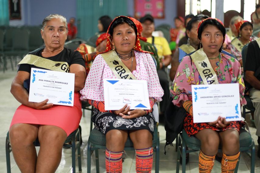 Graduandos del programa de alfabetización del Mides. Graduandos del programa de alfabetización del Mides.