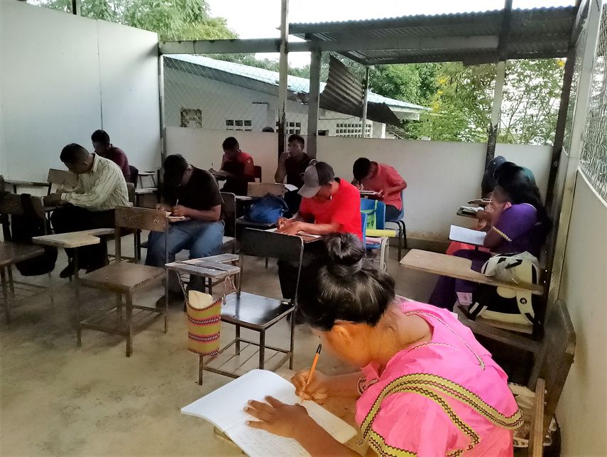 El programa de Tele Educación ha traído beneficios, en el 2023, a 11,729 estudiantes. Este plan se desarrolla en las áreas de difícil acceso, en escuelas con cursos hasta sexto grado y este los ayuda a graduarse de bachillerato, según Meduca. El programa de Tele Educación ha traído beneficios, en el 2023, a 11,729 estudiantes. Este plan se desarrolla en las áreas de difícil acceso, en escuelas con cursos hasta sexto grado y este los ayuda a graduarse de bachillerato, según Meduca.