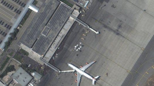 Las evacuaciones siguen en el aeropuerto de Kabul