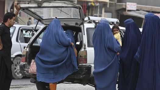 Indignación de mujeres afganas por las restricciones a trabajar de los talibanes