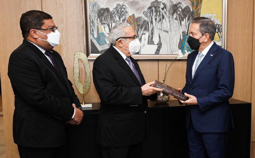 El presidente Cortizo, recibió este lunes el primer ejemplar del libro 1821.