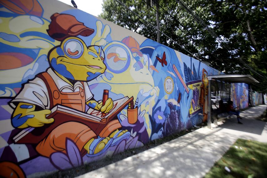 La Ciudad de Panamá comienza a exhibir coloridos murales de arte urbano, en los que destacan grafitis con la emblemática rana dorada y retratos de personas afrodescendientes, que rinden homenaje a la naturaleza, la diversidad cultural y al "avance" del país centroamericano, según un recorrido hecho por EFE este viernes. La Ciudad de Panamá comienza a exhibir coloridos murales de arte urbano, en los que destacan grafitis con la emblemática rana dorada y retratos de personas afrodescendientes, que rinden homenaje a la naturaleza, la diversidad cultural y al "avance" del país centroamericano, según un recorrido hecho por EFE este viernes. 