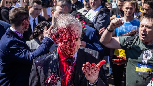 Manifestantes pro-ucranianos lanzan sustancia roja al embajador ruso en Polonia