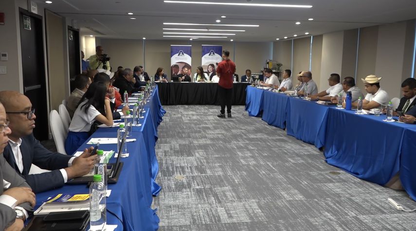 Alcaldes se reunieron con el MEF y la Descentralización.
