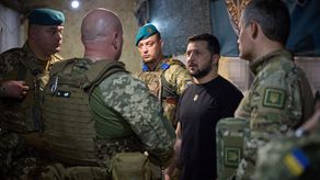 Zelenski visita la línea del frente en región ucraniana de Donetsk