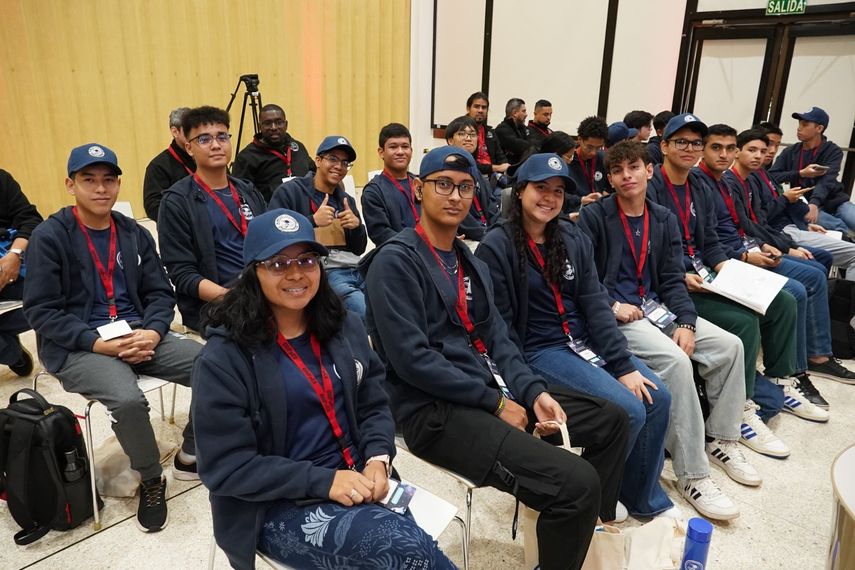 Estudiantes participan con entusiasmo de la Olimpiada de Ciencias Espaciales. Estudiantes participan con entusiasmo de la Olimpiada de Ciencias Espaciales.