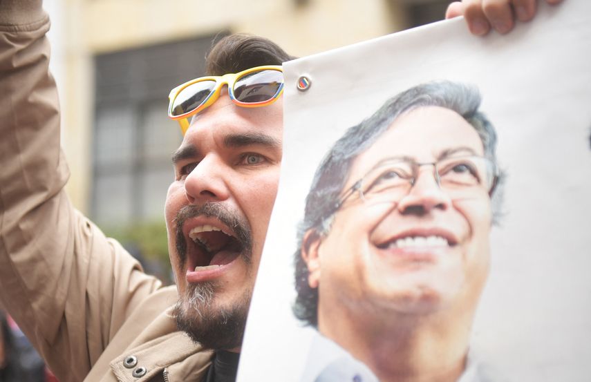 Según la ley en Colombia, un proceso para modificar la Carta Magna debe presentarse por acto legislativo ante el Congreso, donde Petro perdió las mayorías. Según la ley en Colombia, un proceso para modificar la Carta Magna debe presentarse por acto legislativo ante el Congreso, donde Petro perdió las mayorías. 