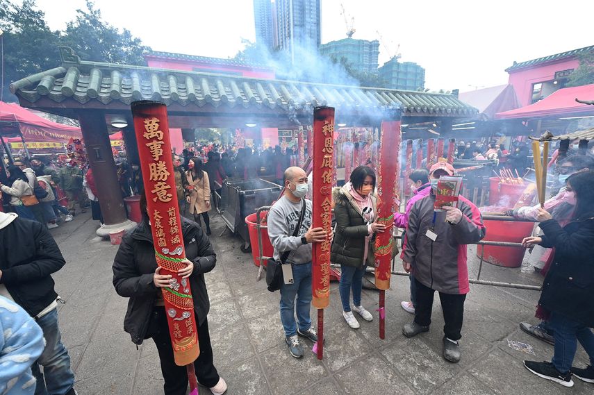 China celebra el A&ntilde;o Nuevo lunar a pesar de las restricciones por la pandemia del coronavirus, y peque&ntilde;as multitudes se reunieron a las puertas de los templos cerrados para las tradicionales oraciones por el A&ntilde;o de Tigre.