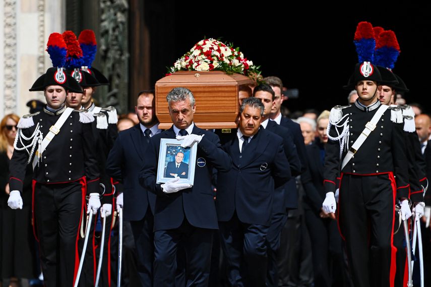 Miles despiden a Silvio Berlusconi en su funeral en Milán