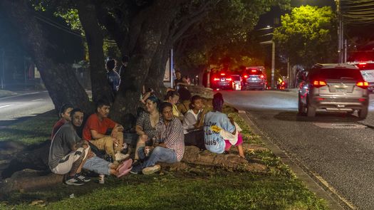 El Instituto de Geociencias (IGC) de Panamá informó que más de cien réplicas han seguido al terremoto de magnitud entre 7,5 y 7,7 que sacudió este viernes el sureste del país, mientras fuentes de protección civil dan cuenta de al menos dos heridos y una persona atrapada en los escombros de una iglesia. El Instituto de Geociencias (IGC) de Panamá informó que más de cien réplicas han seguido al terremoto de magnitud entre 7,5 y 7,7 que sacudió este viernes el sureste del país, mientras fuentes de protección civil dan cuenta de al menos dos heridos y una persona atrapada en los escombros de una iglesia.