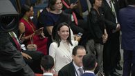 La líder de la oposición venezolana María Corina Machado aplaudió este miércoles la ceremonia de cambio de mando en Chile entre el progresista Gabriel Boric y el ultraderechista José Antonio Kast y aseguró que los venezolanos anhelan un gesto tan simple como que un presidente se quite la banda y se la ponga a otro. La líder de la oposición venezolana María Corina Machado aplaudió este miércoles la ceremonia de cambio de mando en Chile entre el progresista Gabriel Boric y el ultraderechista José Antonio Kast y aseguró que los venezolanos anhelan un gesto tan simple como que un presidente se quite la banda y se la ponga a otro.