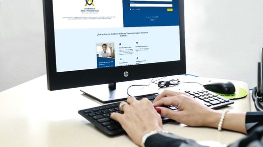 Más de 124 mil servidores públicos culminaron la Academia Virtual de Ética y Transparencia