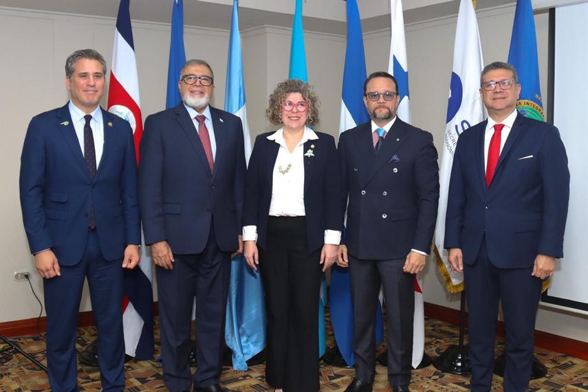 Panamá asumirá, a partir del 1 de julio de 2025, la Presidencia Pro Témpore del Subsistema de Integración Económica Centroamericana (SIECA), con el liderazgo del ministro de Comercio e Industrias, Julio Moltó. Panamá asumirá, a partir del 1 de julio de 2025, la Presidencia Pro Témpore del Subsistema de Integración Económica Centroamericana (SIECA), con el liderazgo del ministro de Comercio e Industrias, Julio Moltó.